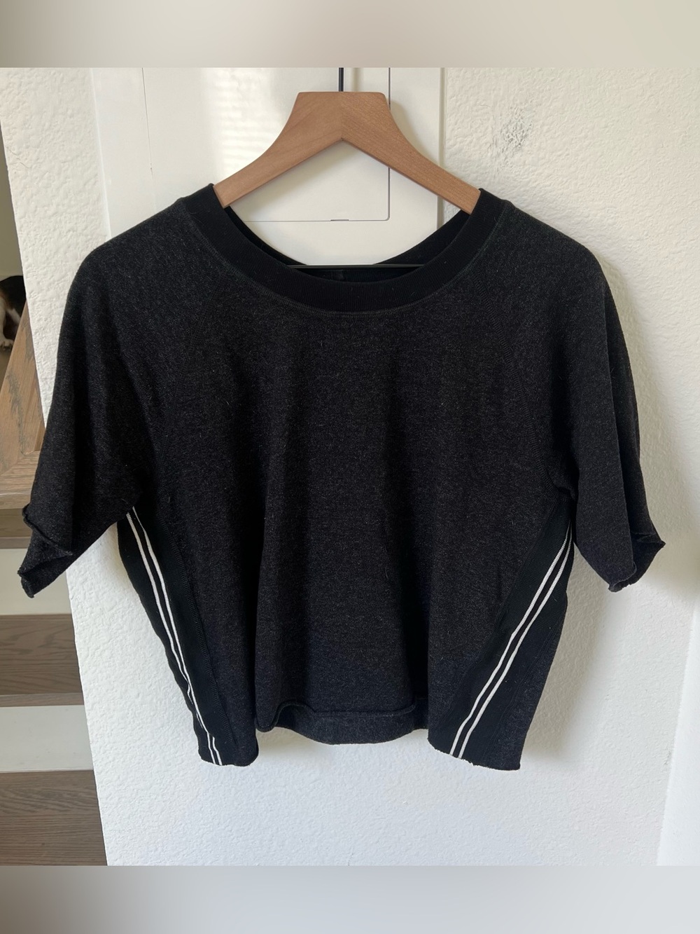 MONROW Cropped Short Sleeve Side Stripe Sweater Sweatshirt in Dark Gray